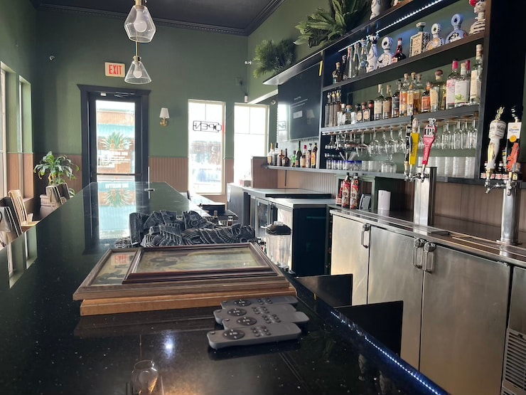 Dos Botellas full bar