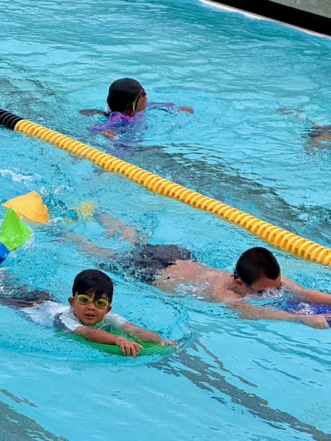 kids swimming in pool lanes