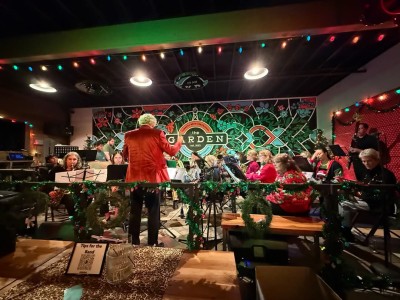 a band playing in a restaurant